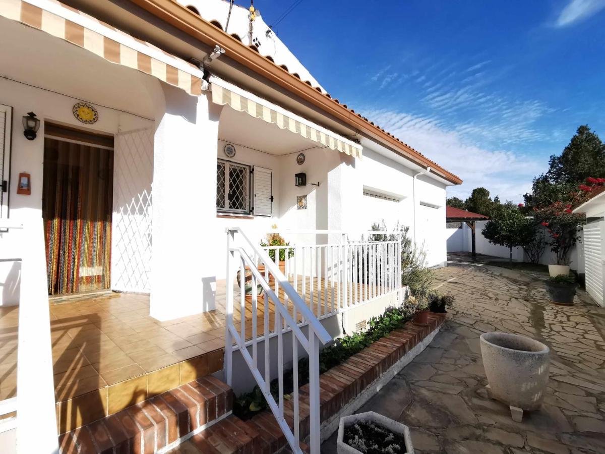 Villa De Planta Con Piscina, Ideal Familias